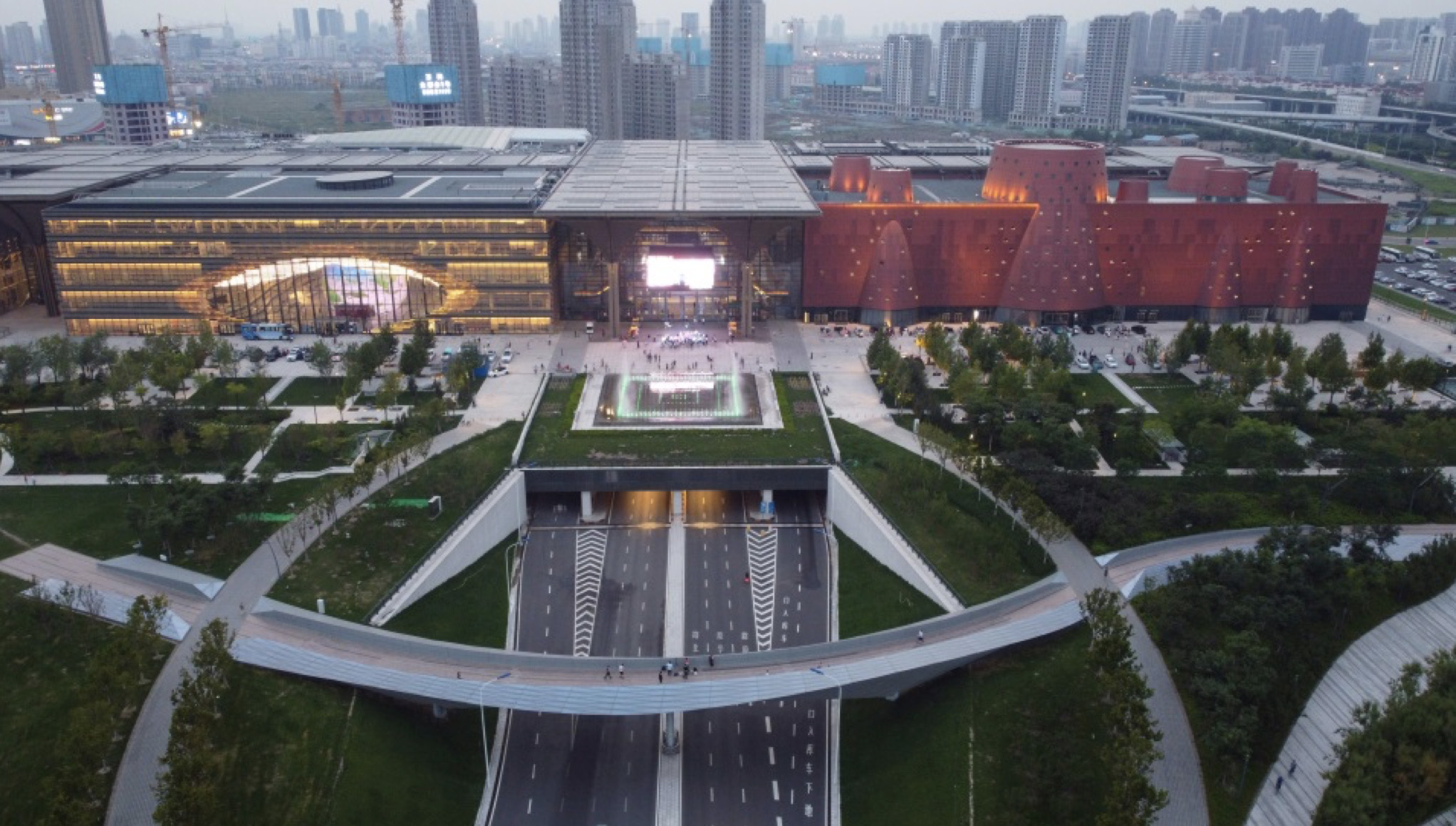 天津滨海新区的个性与时尚滨海文化中心后备箱市集活动开幕